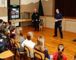 IV DZIEŃ - SPOTKANIE Z DZIELNICOWYM ORAZ
FUNKCJONARIUSZKĄ
GINĄ