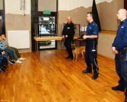 IV DZIEŃ - SPOTKANIE Z DZIELNICOWYM ORAZ
FUNKCJONARIUSZKĄ
GINĄ