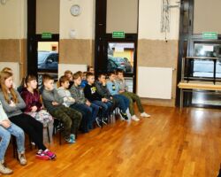 IV DZIEŃ - SPOTKANIE Z DZIELNICOWYM ORAZ
FUNKCJONARIUSZKĄ
GINĄ