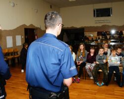 IV DZIEŃ - SPOTKANIE Z DZIELNICOWYM ORAZ
FUNKCJONARIUSZKĄ
GINĄ