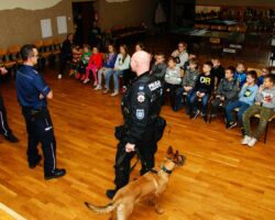 IV DZIEŃ - SPOTKANIE Z DZIELNICOWYM ORAZ
FUNKCJONARIUSZKĄ
GINĄ