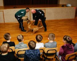 IV DZIEŃ - SPOTKANIE Z DZIELNICOWYM ORAZ
FUNKCJONARIUSZKĄ
GINĄ