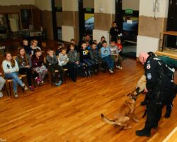 IV DZIEŃ - SPOTKANIE Z DZIELNICOWYM ORAZ
FUNKCJONARIUSZKĄ
GINĄ